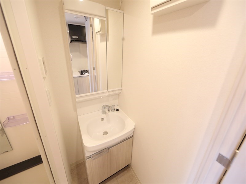 洗面設備　脱衣所　独立洗面台（シャンプードレッサー付）収納スペース有