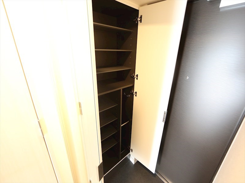 玄関　玄関　シューズボックス付（収納充実してます）