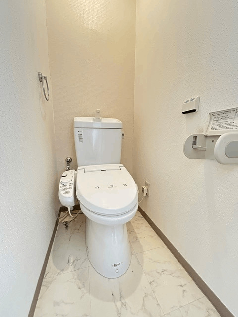 トイレ　温水洗浄付き！