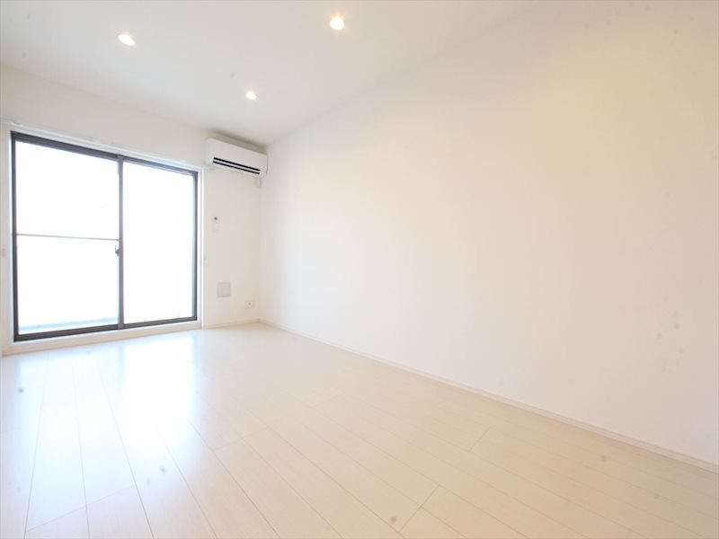 その他部屋・スペース　洋室8.4帖　収納充実　エアコン付　バルコニーに面しています