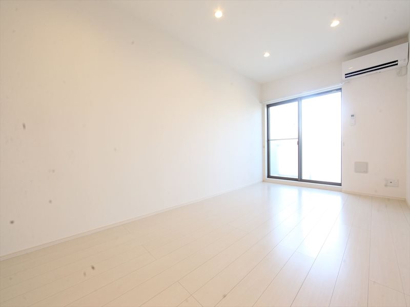 バルコニー　洋室8.4帖　収納充実　エアコン付　バルコニーに面しています