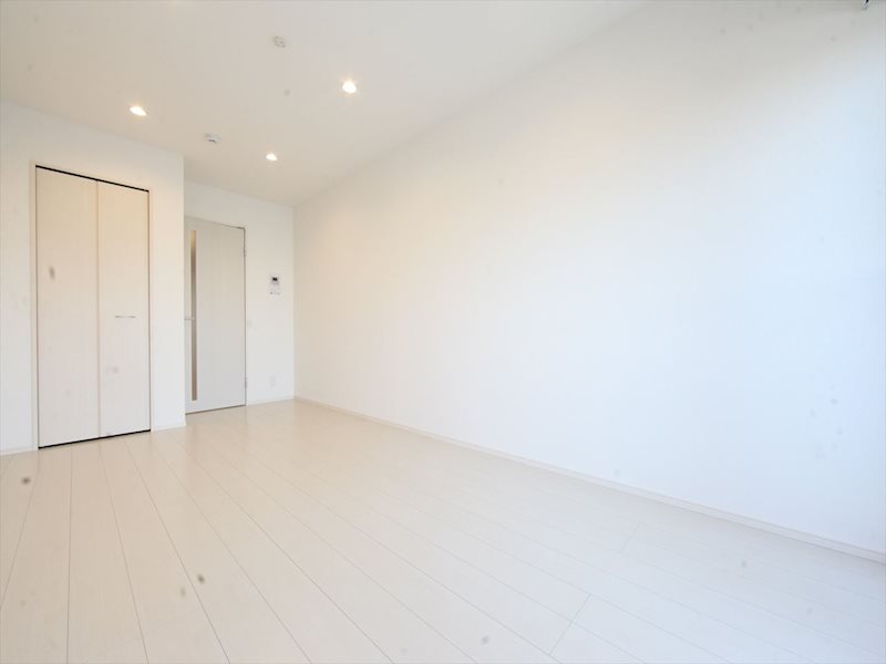 居室・リビング　洋室8.4帖　収納充実　エアコン付　バルコニーに面しています