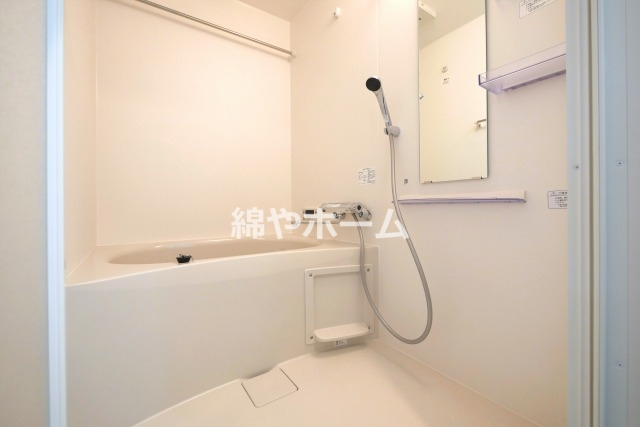 バス・シャワールーム　コンパクトで使いやすいお風呂です