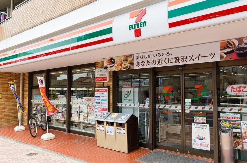 コンビニ　セブンイレブン 大田区六郷土手駅前店（コンビニ）まで275m
