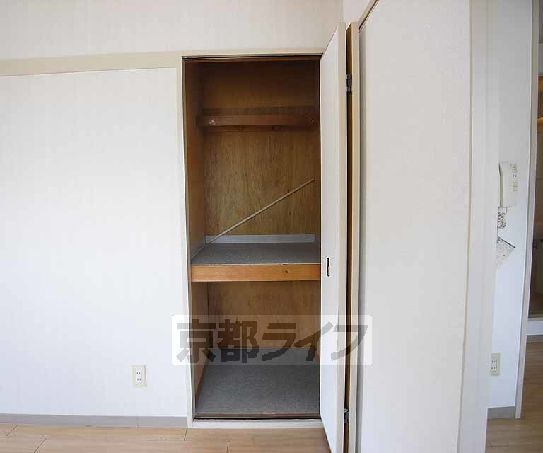 収納　扉を閉めると白一色の壁に溶け込みます