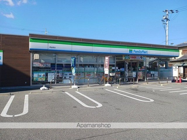 コンビニ　ファミリーマート様（コンビニ）まで270m