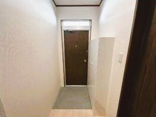 ＪＲ関西本線 王寺駅 バス乗車時間：15分 最寄りバス停で下車 徒歩4分 2階建 築48年の玄関写真