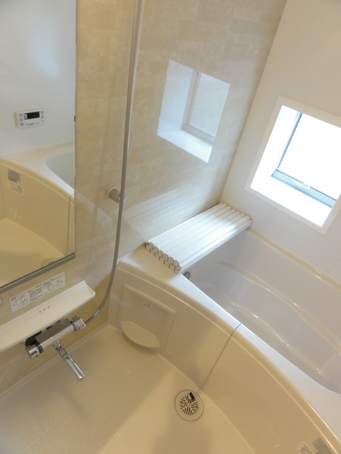 バス・シャワールーム　窓の付いたバスルーム