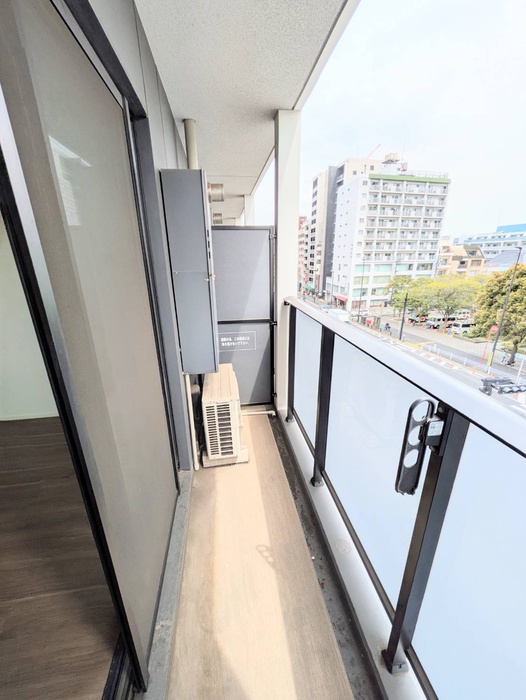 バルコニー　暖かな日差しのふりそそぐバルコニー