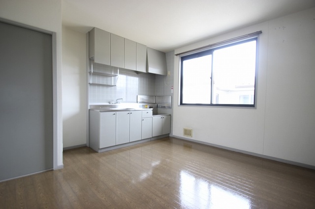 居室・リビング　同物件別室