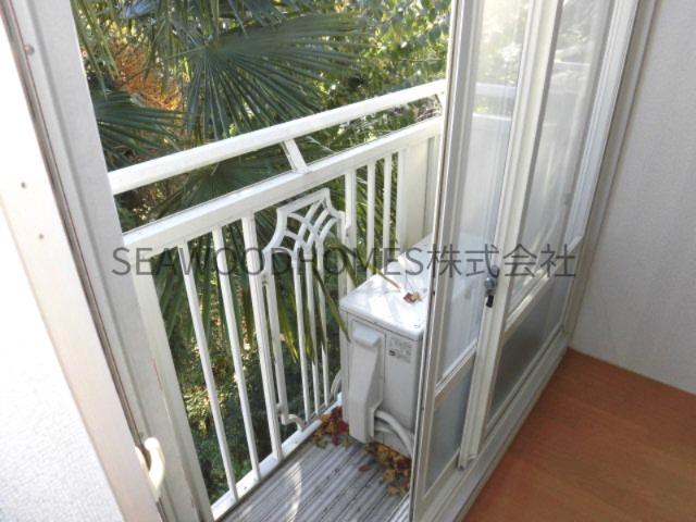 バルコニー　大きな窓からベランダに出られます