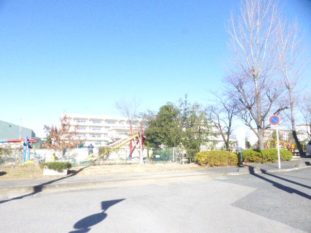 小学校　吉川市立関小学校（小学校）まで493m