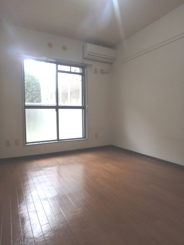 居室・リビング　「落ち着いた色合いの床材を使用した居住空間」