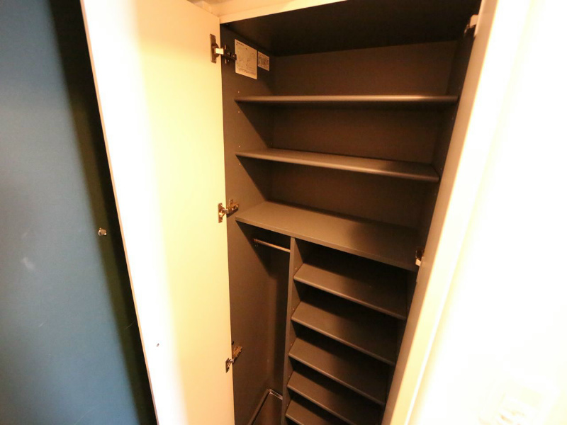 玄関　玄関　シューズボックス付（収納充実してます）