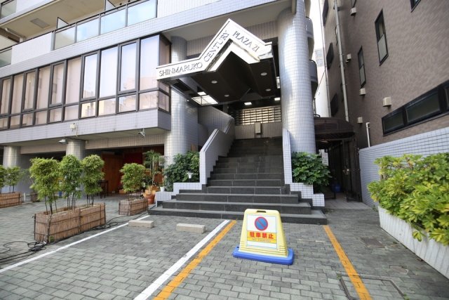 エントランス　落ち着いたエントランスです