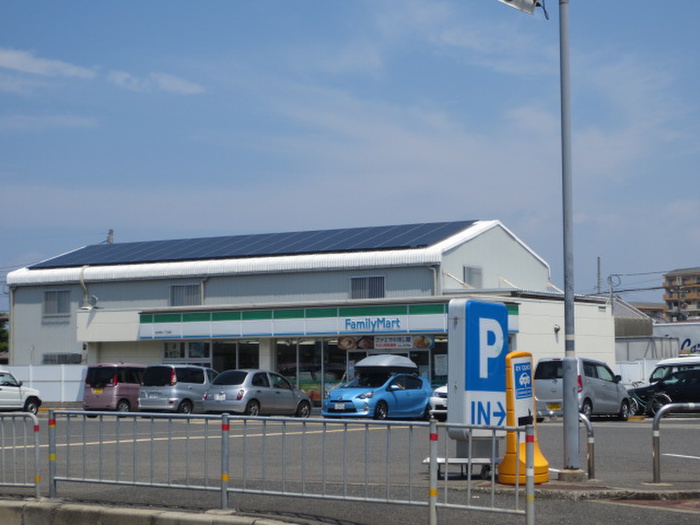 コンビニ　ファミリ－マ－ト（コンビニ）まで813m