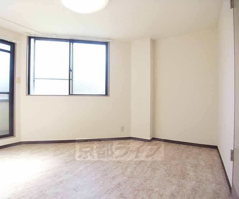 居室・リビング　８帖の洋室です。