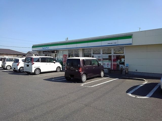 コンビニ　ファミリーマート（コンビニ）まで450m