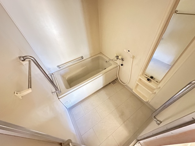 バス・シャワールーム　別部屋参考写真です。リフォーム前のお部屋です