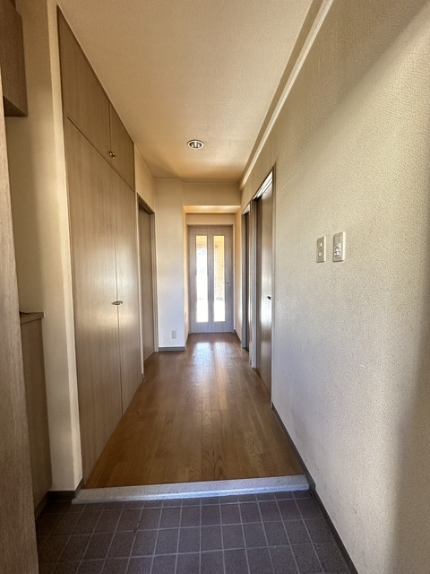 玄関　別部屋参考写真です。リフォーム前のお部屋です