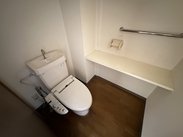 トイレ　別部屋参考写真です。リフォーム前のお部屋です