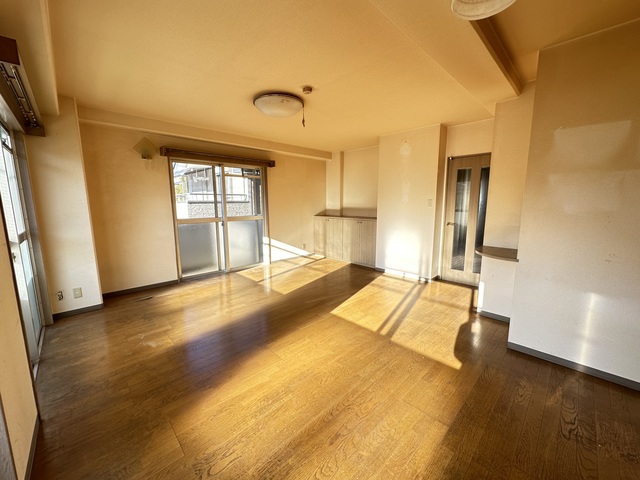 居室・リビング　別部屋参考写真です。リフォーム前のお部屋です