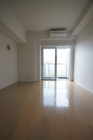 居室・リビング　落ち着いた色合いの床材を使用した居住空間です。