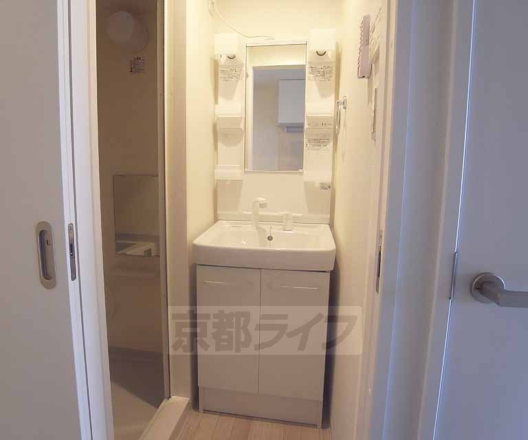 洗面設備　朝シャンもラクラク！