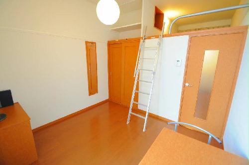 居室・リビング　天井が高く、広々としたお部屋♪学生人気のロフト付き