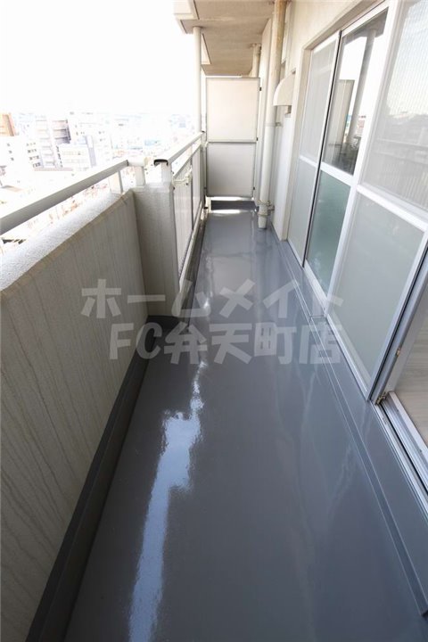 バルコニー　暖かな日差しのふりそそぐバルコニー