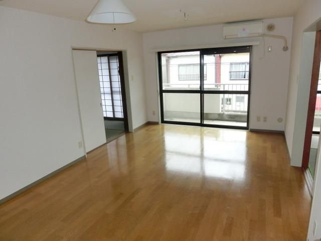 その他部屋・スペース　リビングにエアコン１機ございます