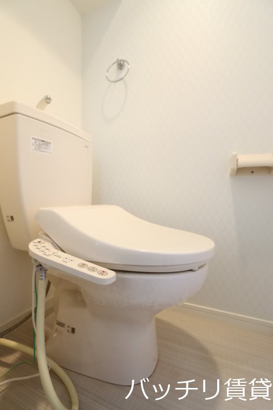 トイレ　別号室タイプの為、現状を優先致します。