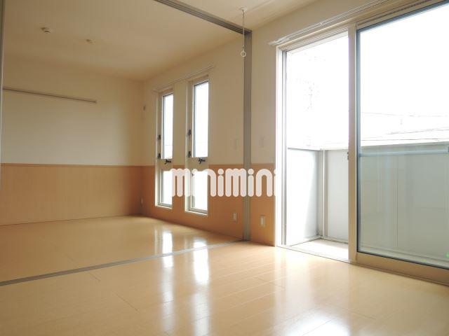 居室・リビング　リビングからベランダを見た写真です