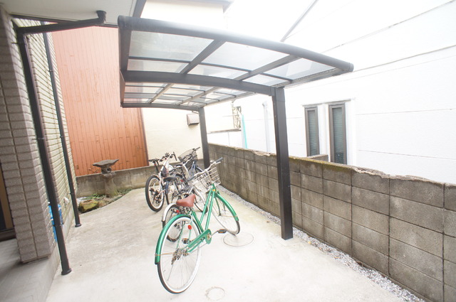 その他共有部分　雨の日でも安心して止められる屋根付の駐輪場です☆
