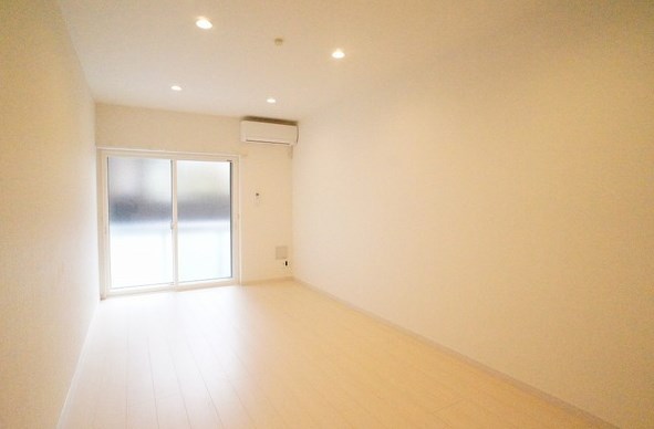 居室・リビング　白を基調とした明るいお部屋で、インテリアが映えます