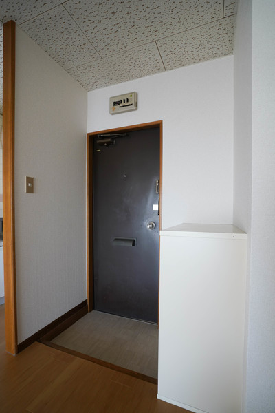 玄関　同じ敷地内の別の部屋