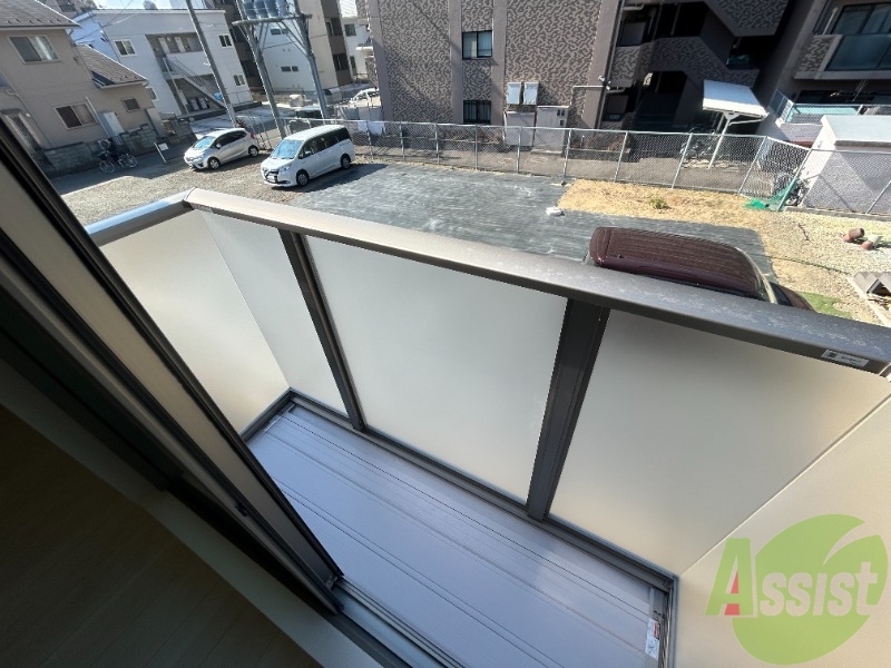 バルコニー　バルコニーは洗濯物を干すのに十分な広さがありますね。