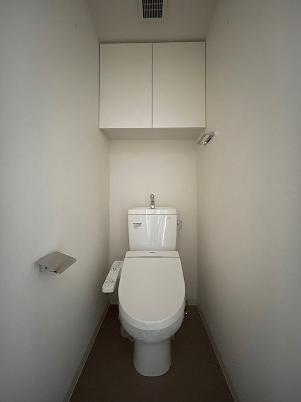 トイレ　落ち着いた色調のトイレです