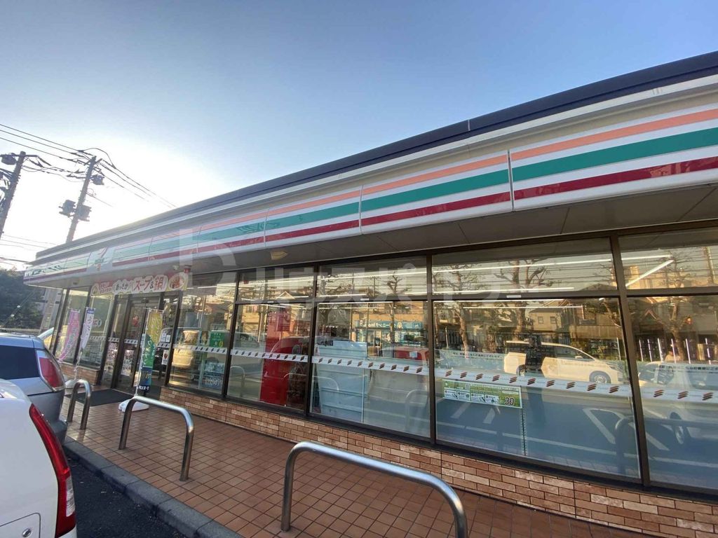 コンビニ　セブンイレブン松戸六高台8丁目店（コンビニ）まで200m