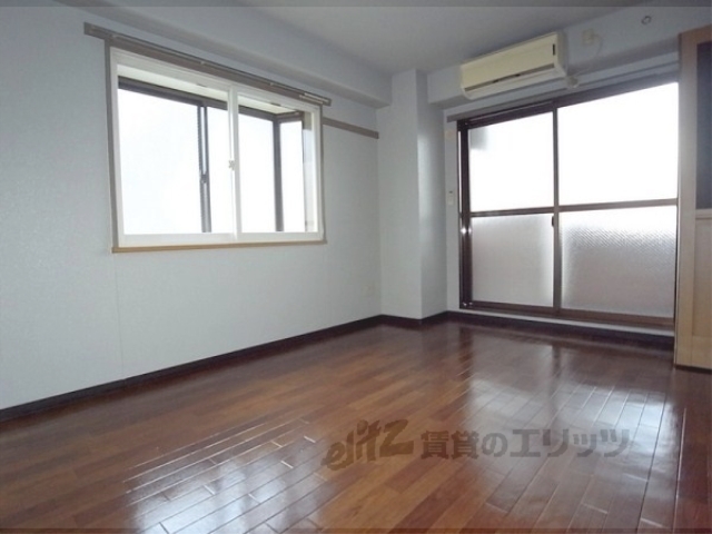 居室・リビング　ベランダ側洋室