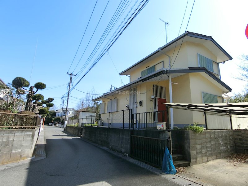 駐車場　敷地内駐車場がございます。2台以上ご利用されたい際はご相談く