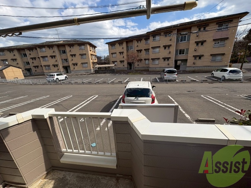 バルコニー　バルコニーがあるので洗濯物も干せますね。