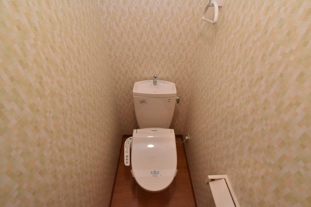 トイレ　あると嬉しい温水洗浄便座付きのトイレです☆（同仕様写真）