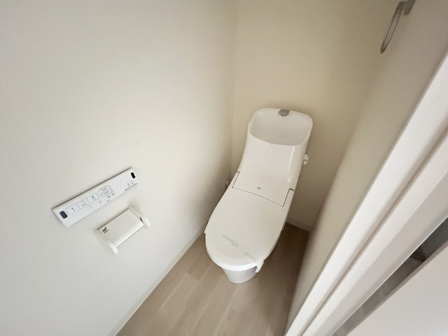 トイレ　別号室の写真です。