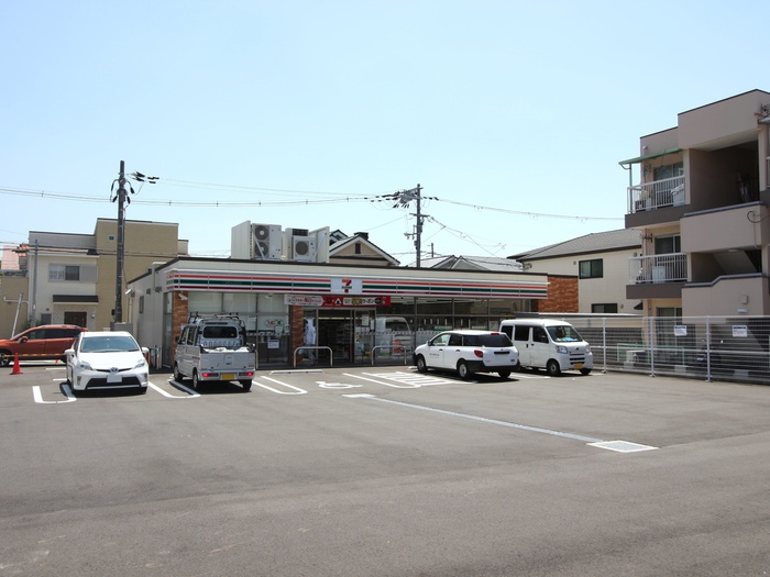 コンビニ　セブンイレブン豊中蛍池東町店（コンビニ）まで690m