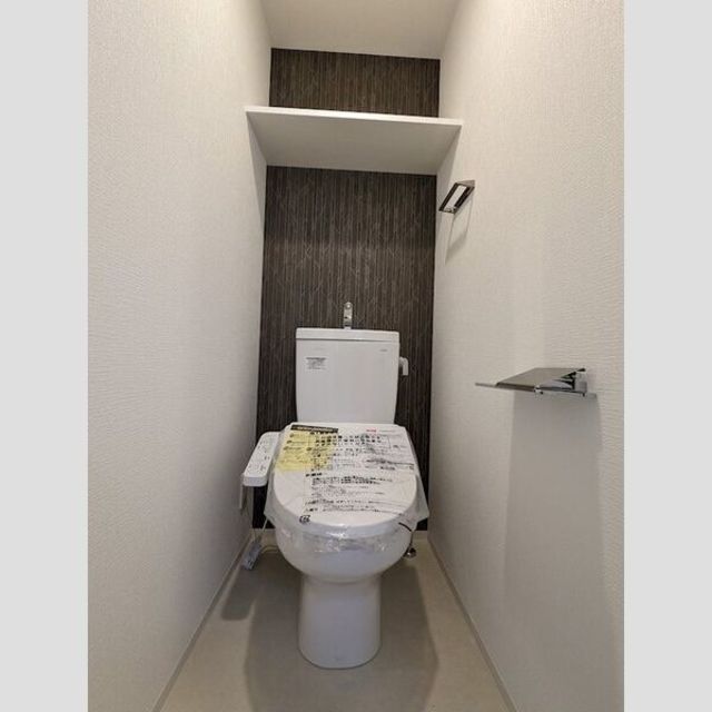 トイレ　人気アイテムの温水洗浄便座。清潔感のあるトイレです。