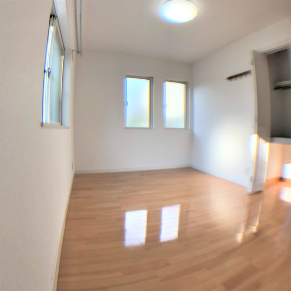 居室・リビング　「落ち着いた色合いの床材を使用した居住空間」