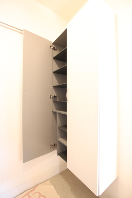 玄関　玄関には下駄箱付き