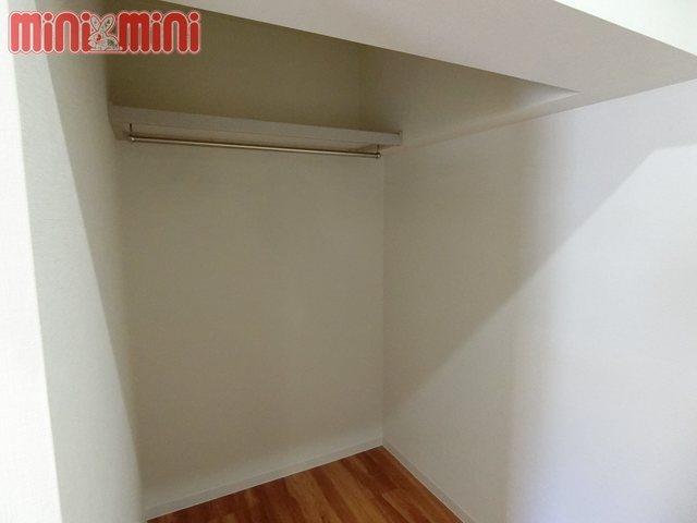 収納　コートや長い洋服もかけられます。