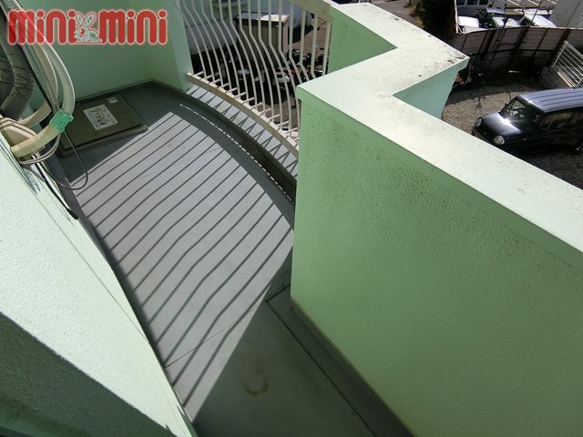 バルコニー　良く日が当たるのでお洗濯が乾きやすそうです。